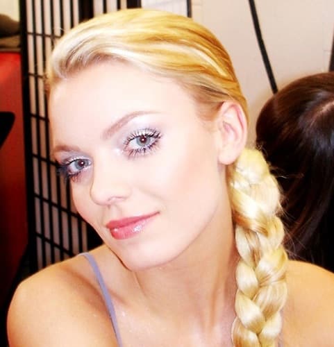 Blondes Model mit geflochtenem Zopf und hellem Augen-Make-up