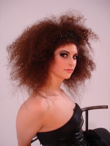 Model mit voluminöser, toupierter Frisur und dunklem Abend-Make-up