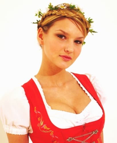 Model im Dirndl mit geflochtenem Haarkranz und Blumenschmuck